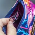 Etui na klucze z granatowego weluru w różowe i fioletowe kwiaty – handmade - 