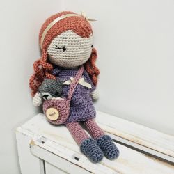 Lalka szydełkowa z misiem w torebce