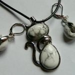 Turkus biały, wisiorek z kotkiem i kolczyki, komplet - 