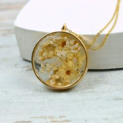 Naszyjnik z żywicy z łąkowymi kwiatami i złotymi płatkami