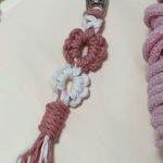 Pleciona zawieszka. Brelok do kluczy, torebki, plecaka. - Zbliżenie piwonia