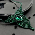 Naszyjnik makramowy ze szmaragdowym kryształem - naszyjnik makrama