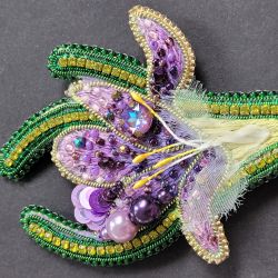 Broszka autorska haftowana kwiatek Krokus fioletowy zdobiona koralikami, cyrkoniami, cekinami