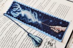 Ręcznie haftowana zakładka do książki z zaklęciem ochronnym Harry’ego Pottera.