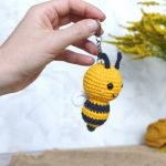 Brelok pszczółka, Brelok do kluczy, Brelok na prezent, Brelok do torebki - Pszczółka ma długość 9 cm (bez zapięcia).
