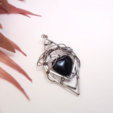 Srebrny wisiorek z czarnym onyksem w kształcie serca