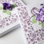 Kartka URODZINOWA z fioletowymi kwiatami - Fioletowo-biała kartka urodzinowa w pudełku