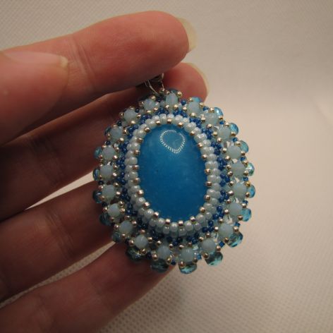 Wisiorek z jadeitem 01