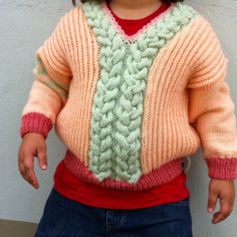 Sweterek dla dziewczynki z warkoczem