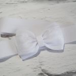 Biała opaska elastyczna kokardka Grażynka z szyfonem - Opaska do Chrztu