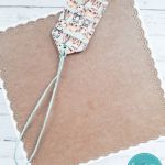 Kartka urodzinowa dla dziecka „Wesołe miasteczko”, personalizacja - Tył kartki i tył etykietki