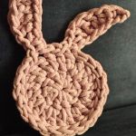 Ręcznie robiony koszyczek w zestawie z podkładkami z uszami królika - Podkładka