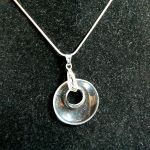 Kryształ górski, delikatny wisiorek, kółko, donut - 