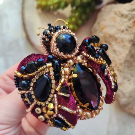 Ekskluzywna broszka żuk z koralików i kryształów