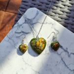 Komplet biżuterii z żywicy - kolczyki i wisiorek w kolorze zielonym - ZIELONA DUSZA - 4