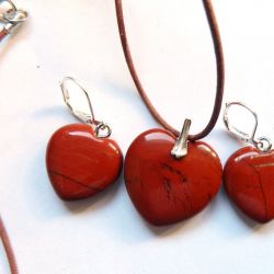 Trzy serduszka, moikait czerwony, zestaw biżuterii w srebrze