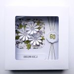 Pastelowa kartka na urodziny z kwiatami  - Kartka urodzinowa z kwiatami w ozdobnym pudełku