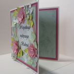 Kartka dla babci - różowe kwiatki (1) - Kartka jest elegancko wykończona również w środku (po obu stronach - prawej i lewej) - miejsce na samodzielne wpisanie życzeń albo doklejenie wkładki z wydrukowanym tekstem.