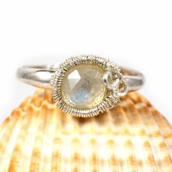 Srebrny pierścionek z kamieniem księżycowym