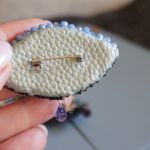 Broszka ze złym okiem ręcznie wykonany amulet - Każda broszka jest estetycznie wykończona eko skórą.