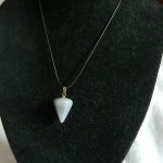 Ochronny szary agat, antystresoway kamień, wisiorek uniseks - wahadełko - 