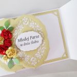 Kartka MŁODEJ PARZE piaskowo-czerwona - Rozkładana kartka ślubna z różami