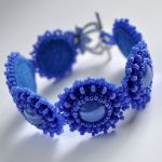 Bransoletka niebieska z koralików - bransoletka pięknie prezentuje się na nadgarstku