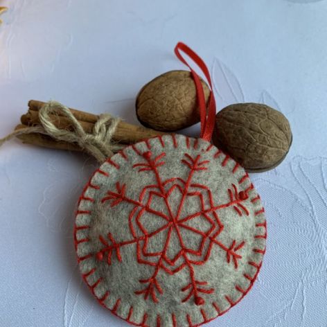 Dekoracja świąteczna z filcu z ozdobnym haftem - wzór 011