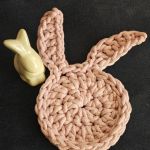 Ręcznie robiony koszyczek w zestawie z podkładkami z uszami królika - Podkładka