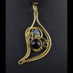 Mosiężny wisior z onyksem i kyanitem - Onyx and kyanite pendant wrapped in Brass wire gift for her gift for mom perfect present, wire wrapped jewellery for women,