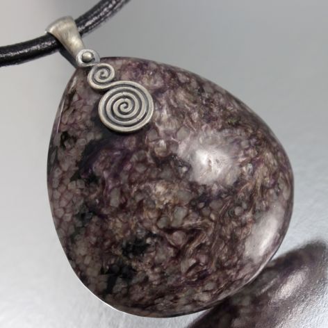 Czaroit i srebro - wisior rzemień