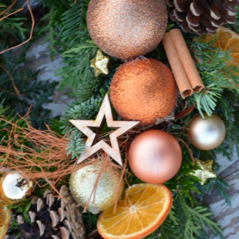 Wianek Bożonarodzeniowy złoty z pomarańczami