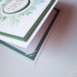 Kartka PAMIĄTKA I KOMUNII zielono-biała - Zielono-biała kartka komunijna z wiankiem