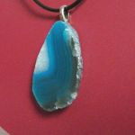 Wisiorek z niebieskim nieregularnym agatem - 