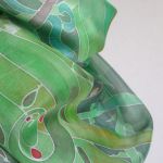 Jedwabna ręcznie malowana chusta Roślinna w zieleniach - Jedwabna malowana chusta w odcieniach zieleni