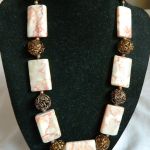 Beżowo-kremowy marmur, okazały naszyjnik - 