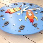 Zegar ścienny do pokoju dziecięcego kosmos - Cyfry, gwiazdki oraz rakiety są wycięte oraz naklejone na tarczę osobno
