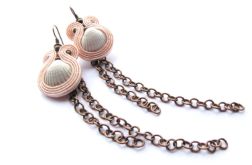 Z łańcuszkiem lub bez