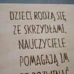 drewniany obrazek na Dzień Nauczyciela - drewniany upominek na dzień nauczyciela