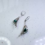 Srebrne kolczyki wire wrapping z zielonym chalcedonem– ręcznie robiona biżuteria artystyczna - Srebrne kolczyki z chalcedonem