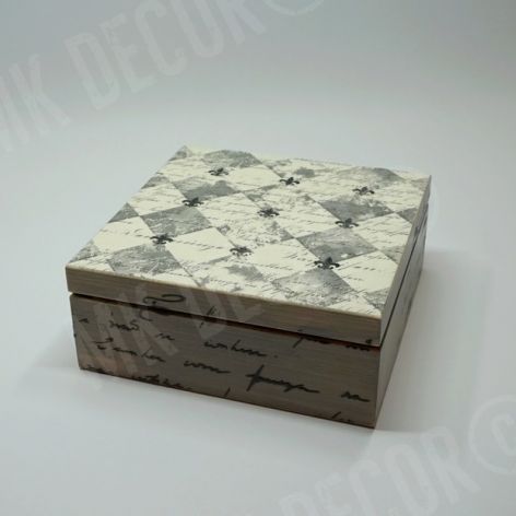 Drewniana szkatułka kwadratowa z NAPISAMI