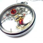 Zawieszka "zegarek kieszonkowy" z czerwonymi kryształkami Swarovskiego w stylu SteamPunk - SteamPunkArt - 