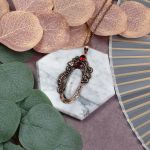 Miedziany ozdobny wisiorek z kamieniem księżycowym i granatem #551 - 