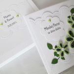 Kartka MŁODEJ PARZE z zielonymi kwiatami - Biało-zielona kartka ślubna w pudełku