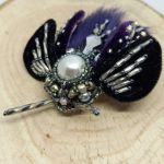 Broszka Żuk  - Tył wykończony ekoskórą i solidnym zapięciem – trwałość i komfort noszenia.