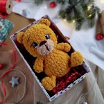 Pluszowy miś w pudełku prezentowym, Miś na prezent, Prezent dla dziewczynki - Zabawka jest zapakowana w pudełeczko prezentowe z dodatkiem wypełnienia papierowego oraz konfetti (kolorystyka opakowania losowa unisex), dodatkowo - wstążka dekoracyjna i instrukcja z pielęgnacji zabawki.