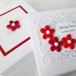 Kartka MŁODEJ PARZE z czerwonymi kwiatami - Ażurowa kartka ślubna w pudełku