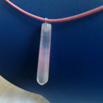 Blado różowy agat , prosty, minimalistyczny wisiorek na rzemyku - 