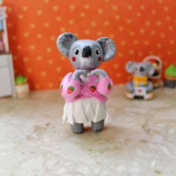 Koala w truskawkowym swetrze