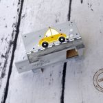 komplet prezentowy skarbonka i album malowane zółte autko - spersonalizowana skarbonka dla dziecka